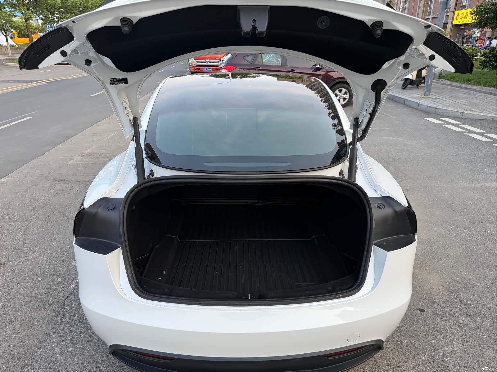 Tesla Model 3, 2025 12