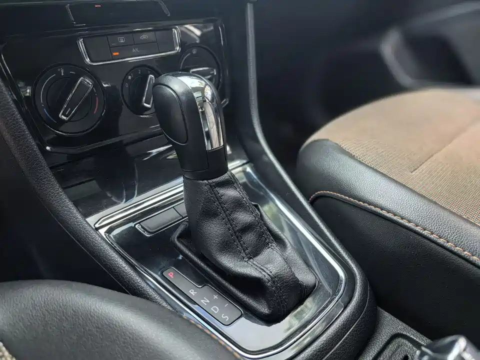 Volkswagen C-TREK Wei Collar