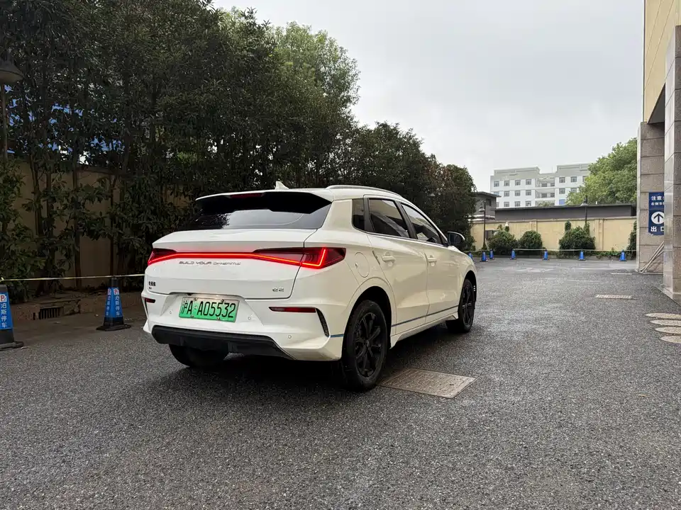 BYD e2