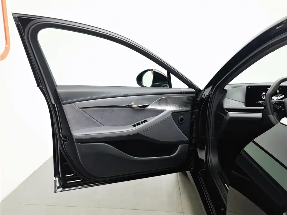 VOYAH Lantu chasing light