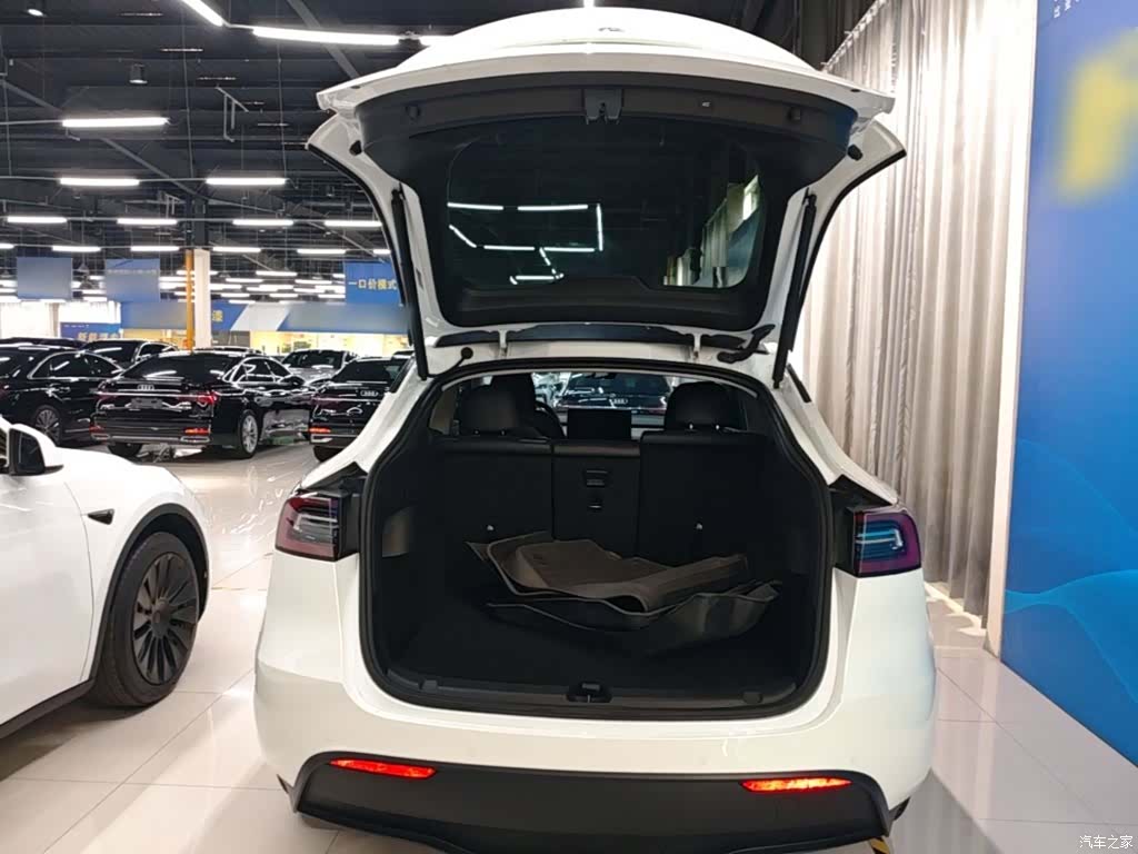 Tesla Model Y, 2023 19