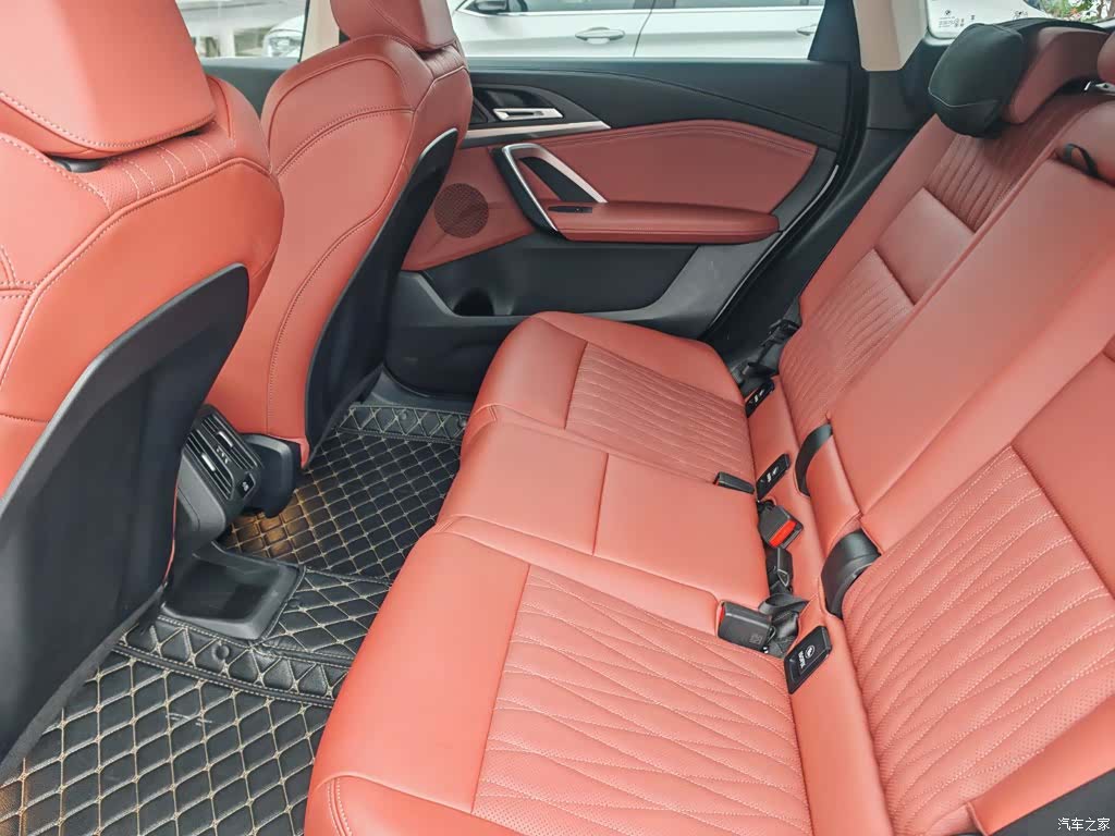 BMW iX1, 2025 11