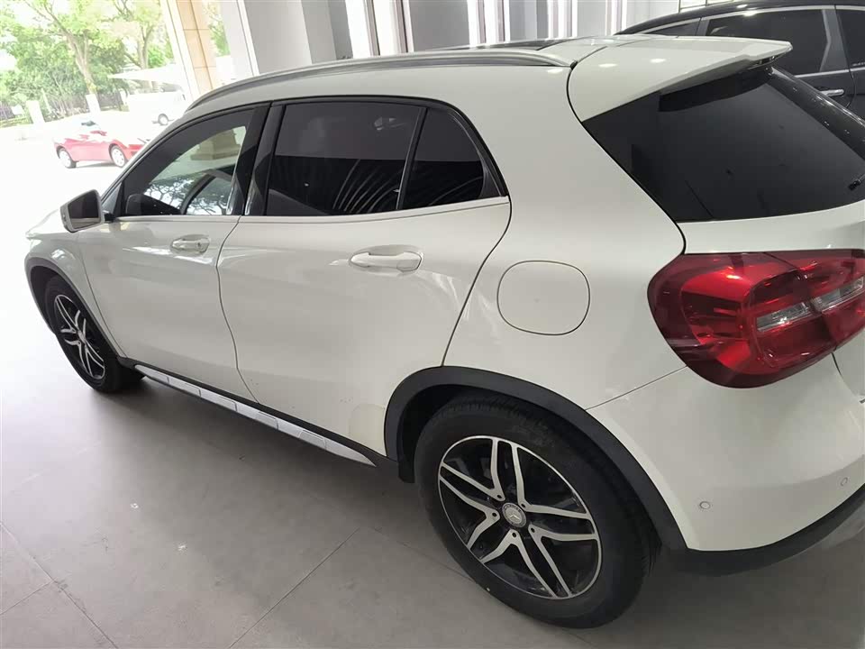 Mercedes-Benz GLA Mercedes-Benz GLA