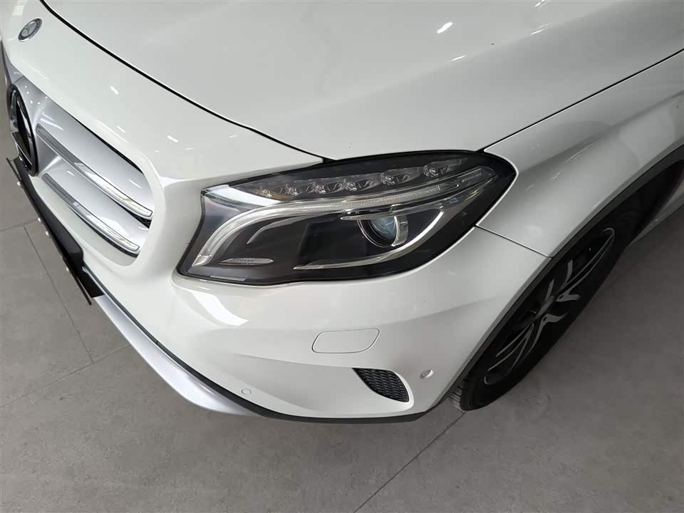 Mercedes-Benz GLA Mercedes-Benz GLA