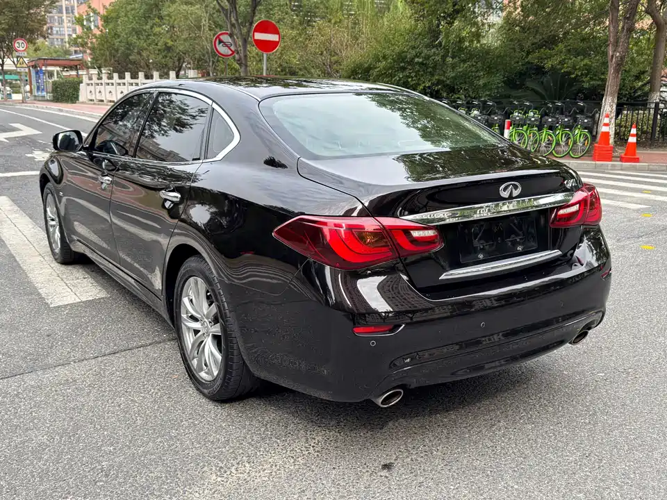 Infiniti Q70
