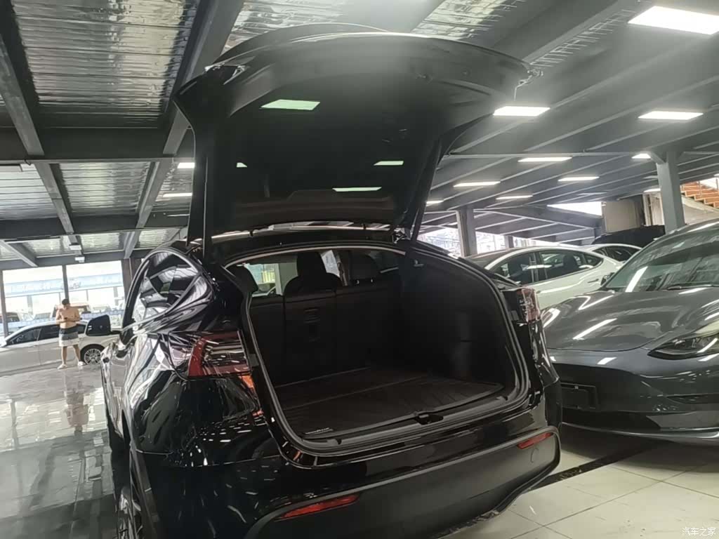 Tesla Model Y, 2024 19
