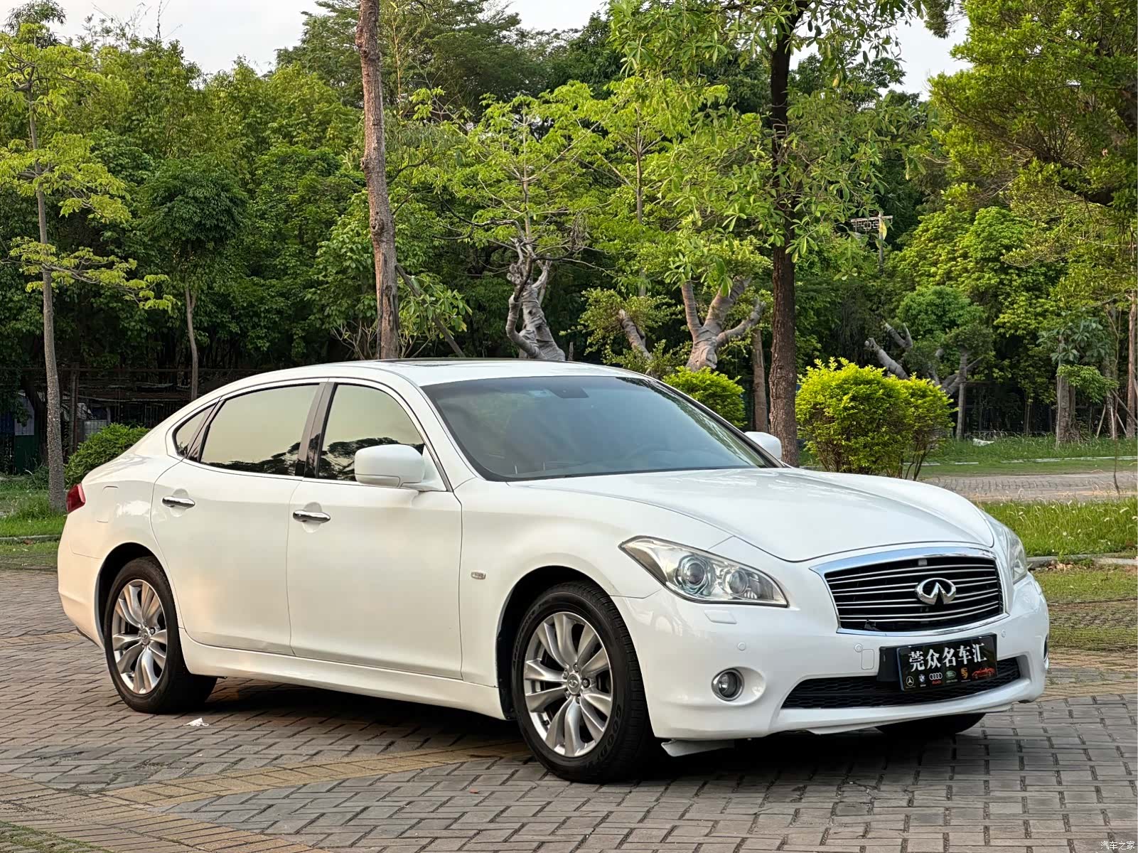 Infiniti M25L, 2012 3