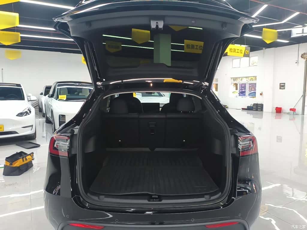 Tesla Model Y, 2023 19