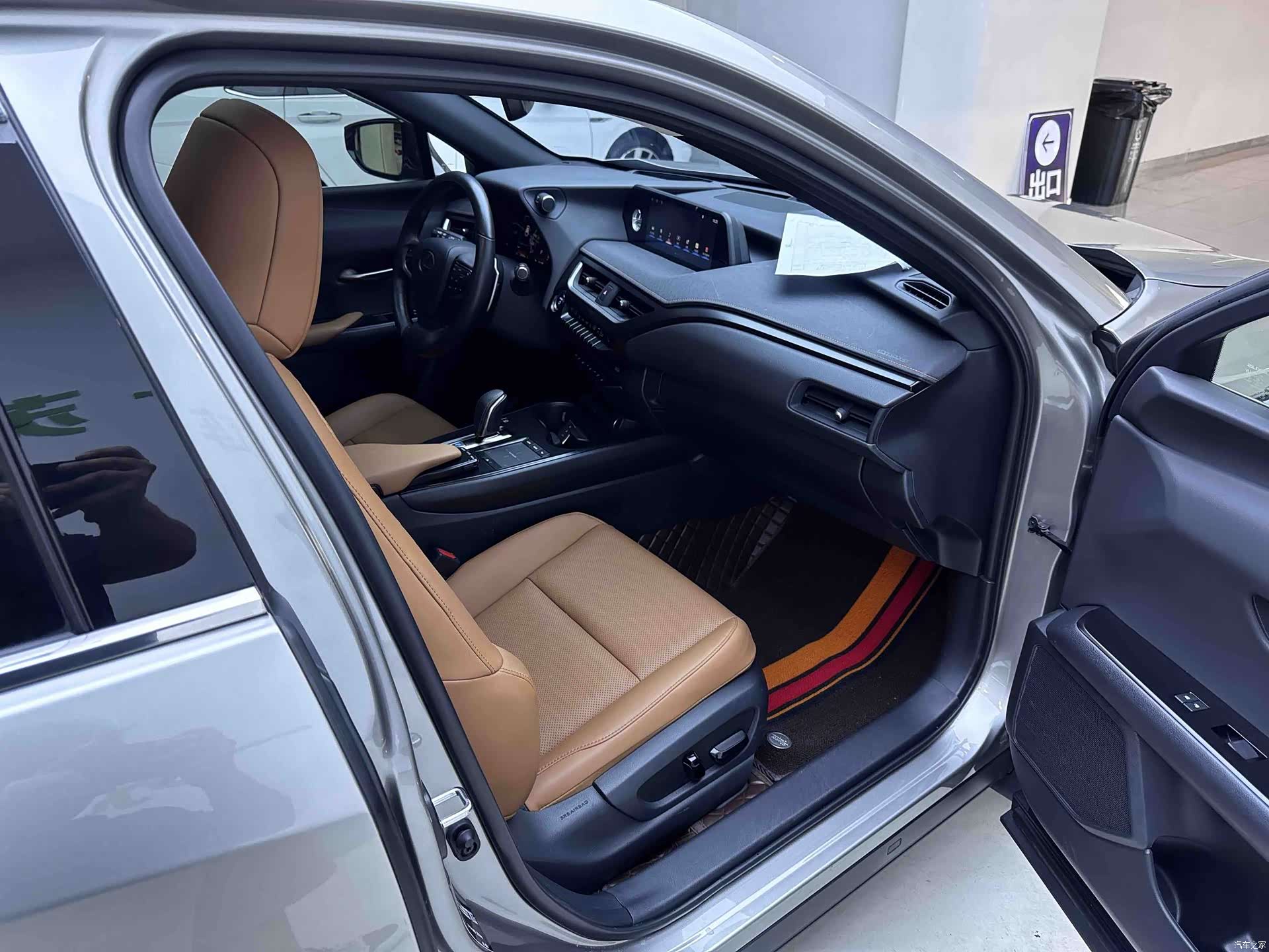 Lexus UX, 2021 10