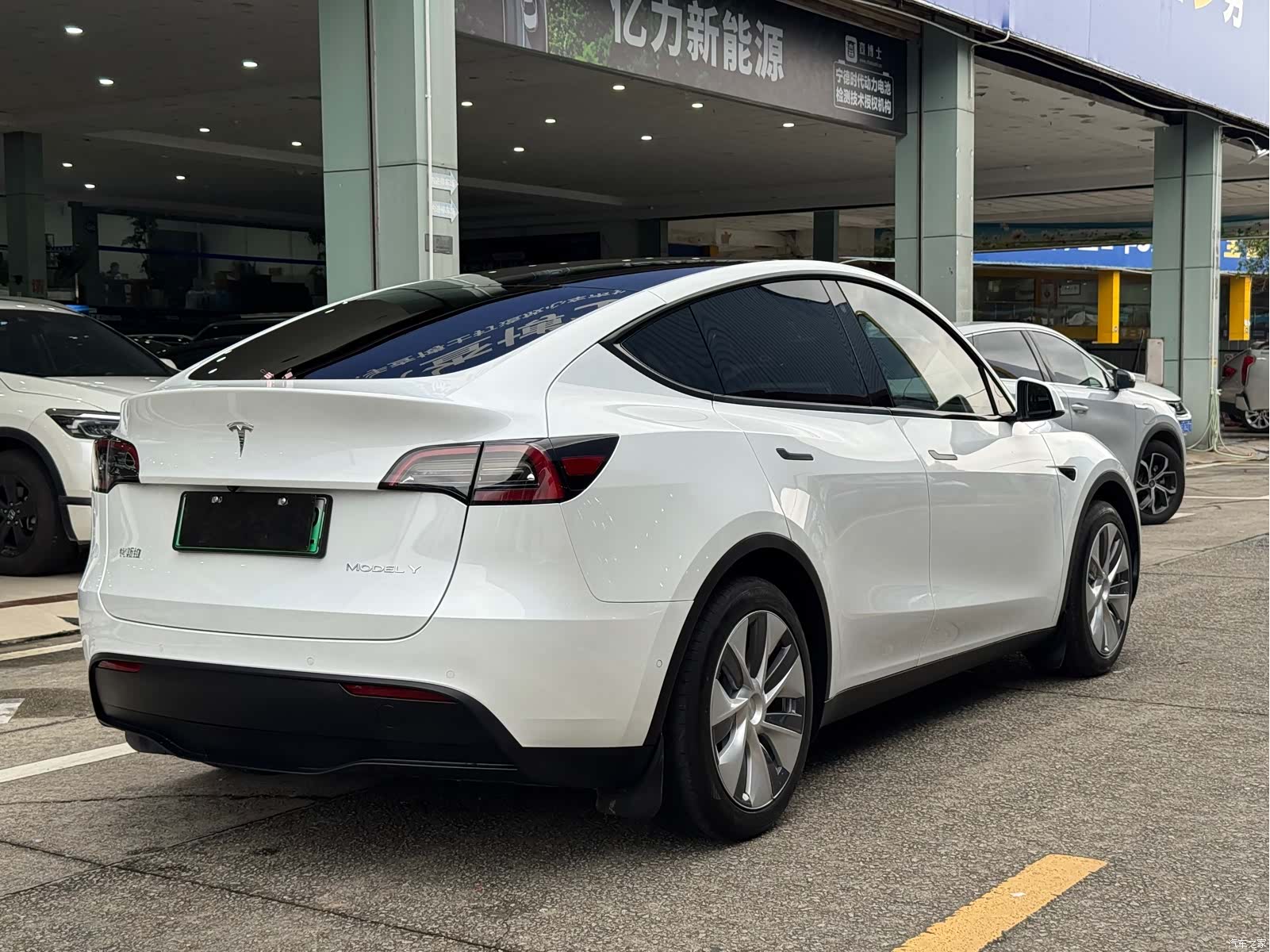 Tesla Model Y, 2023 17