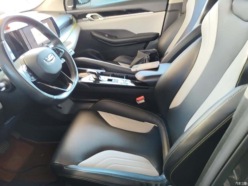 Geely Coolray, 2022 15