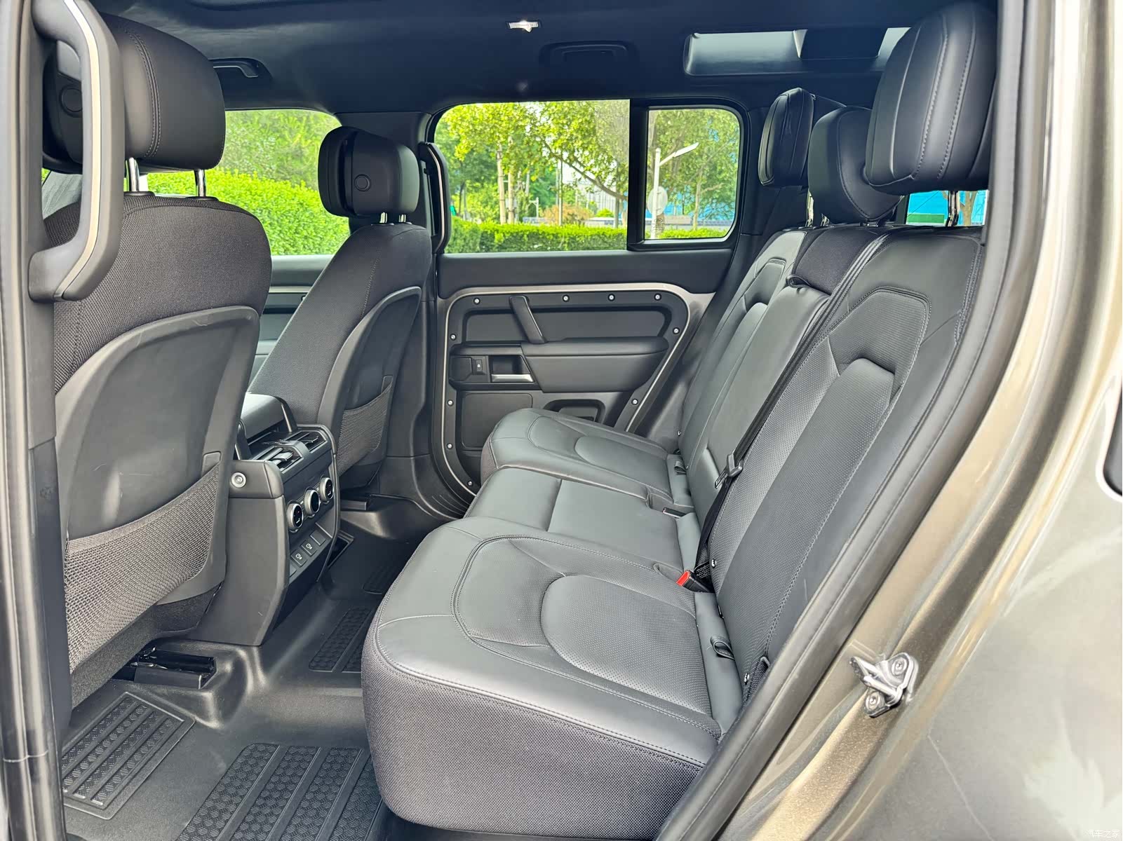 Land Rover Defender, 2025 18