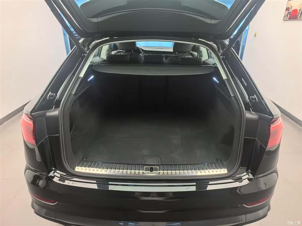 Audi Q8, 2025 14
