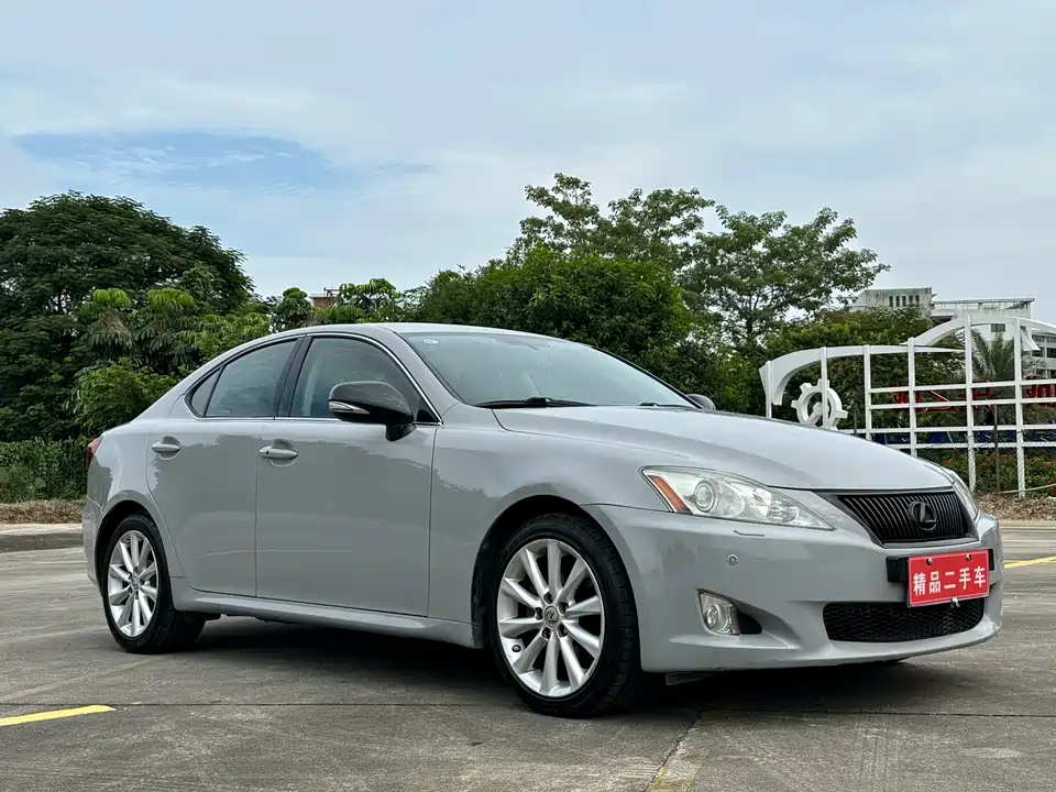 Lexus IS