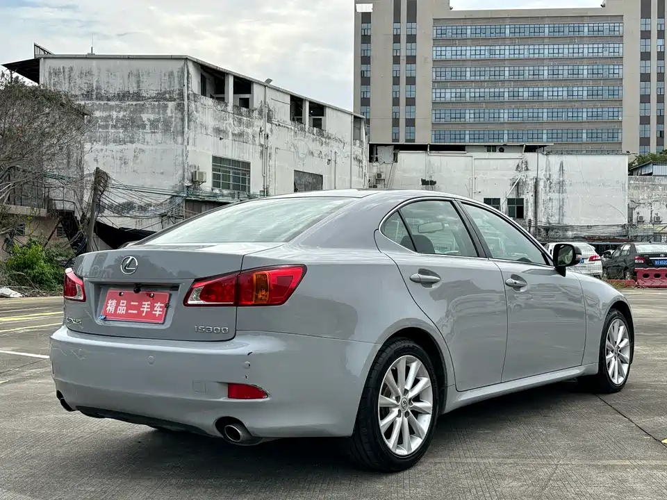 Lexus IS