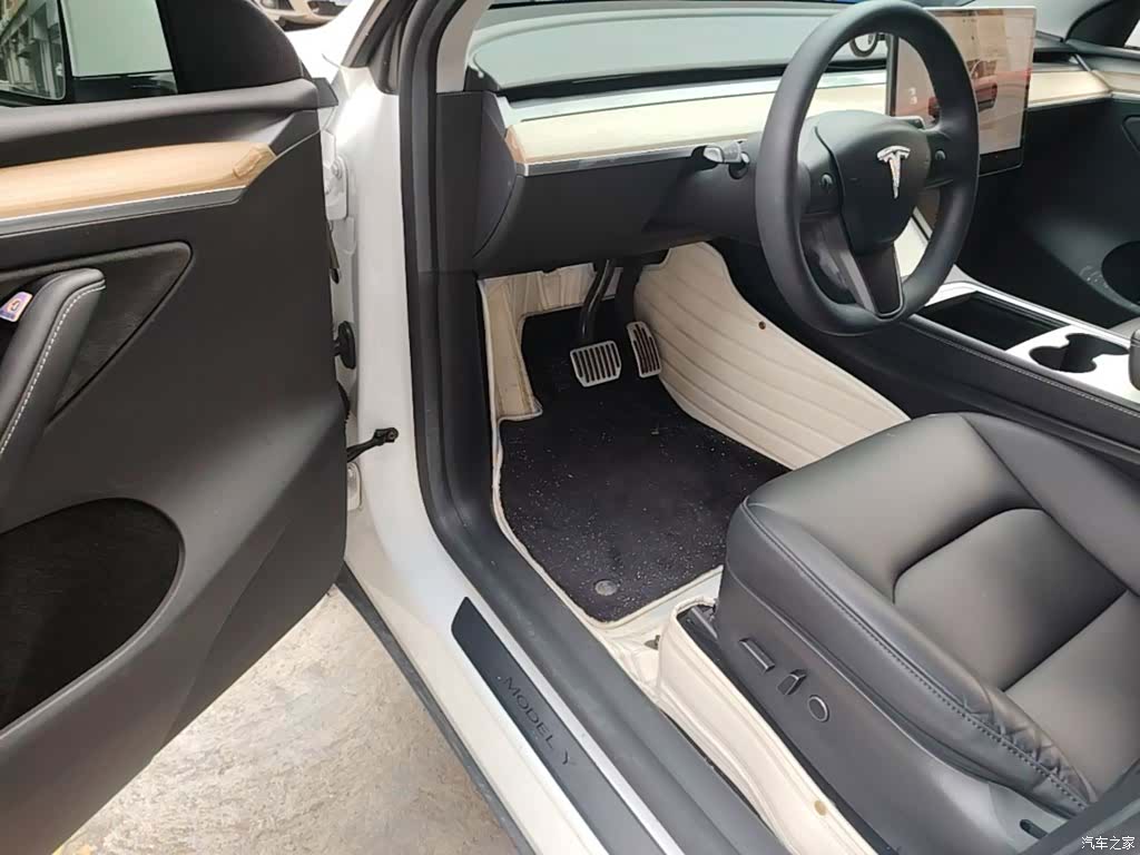 Tesla Model Y, 2023 16