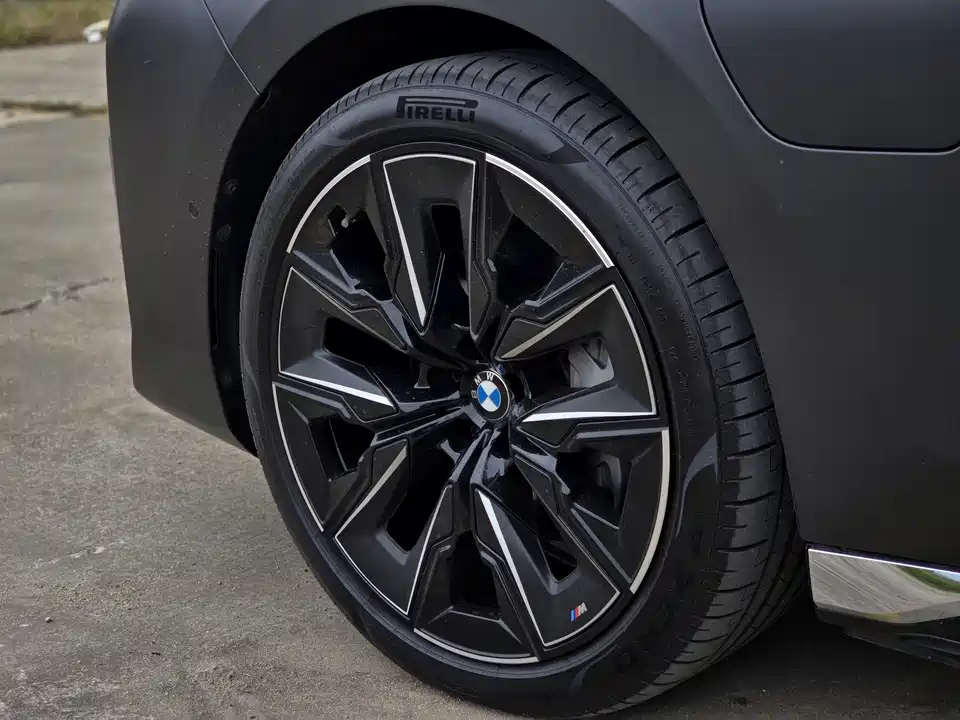 BMW i7