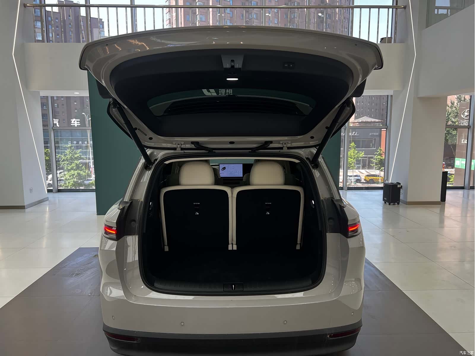 Li Auto i8, 2025 8