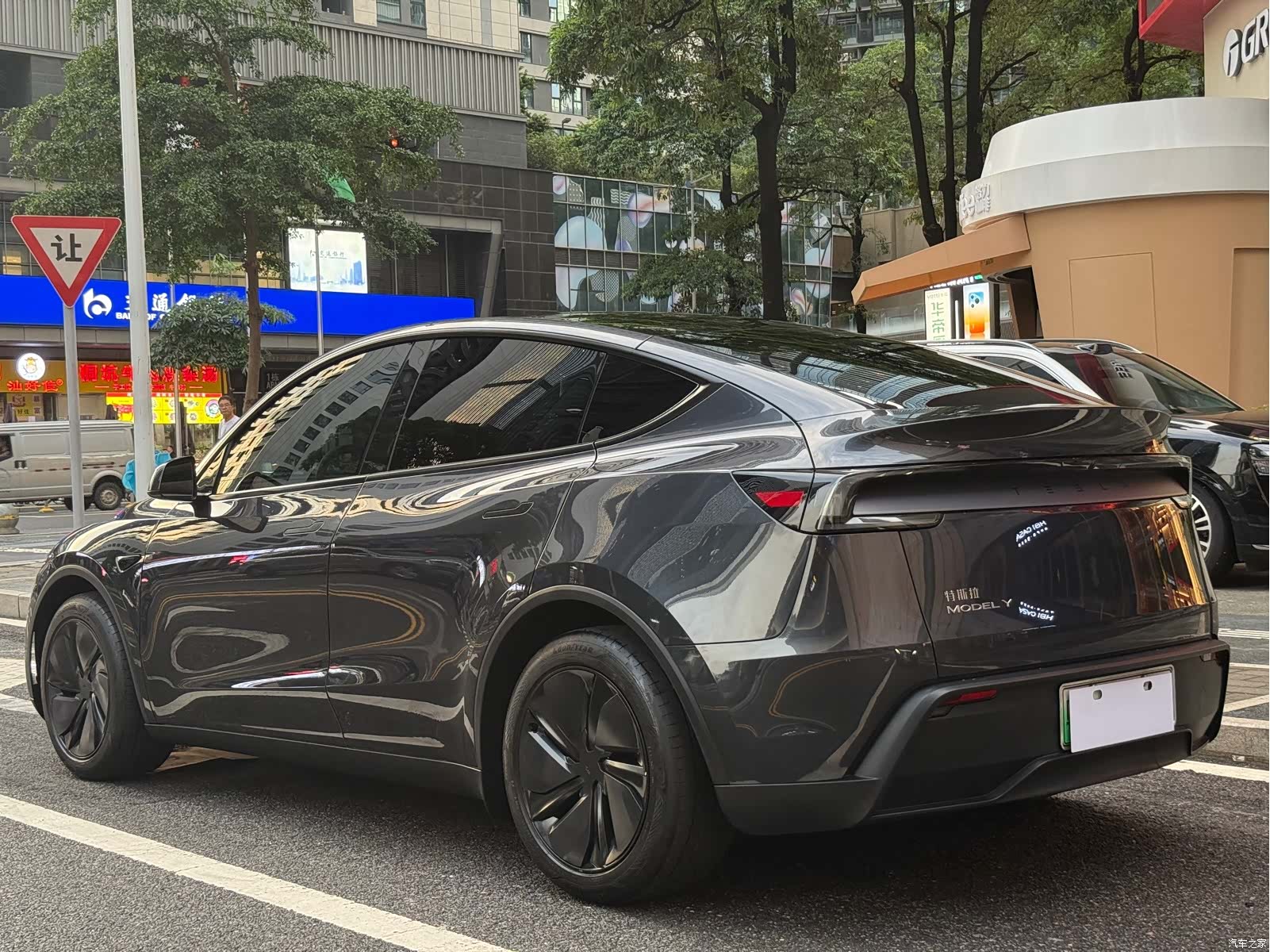 Tesla Model Y, 2025 16