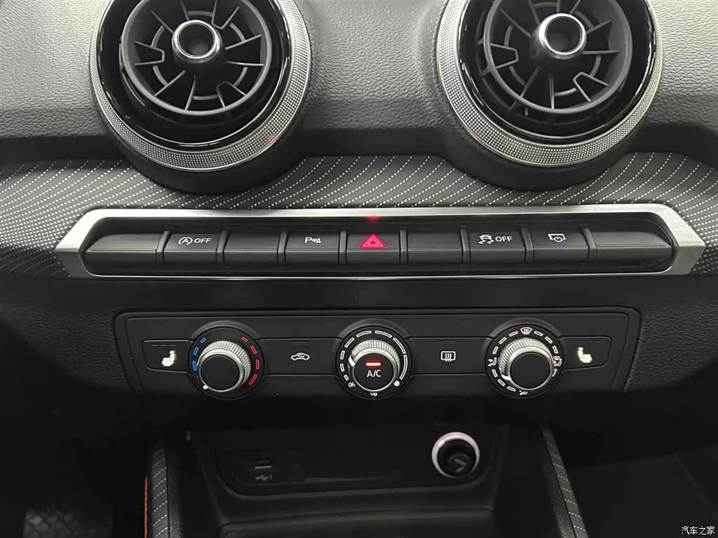 Audi Q2L, 2023 все фото