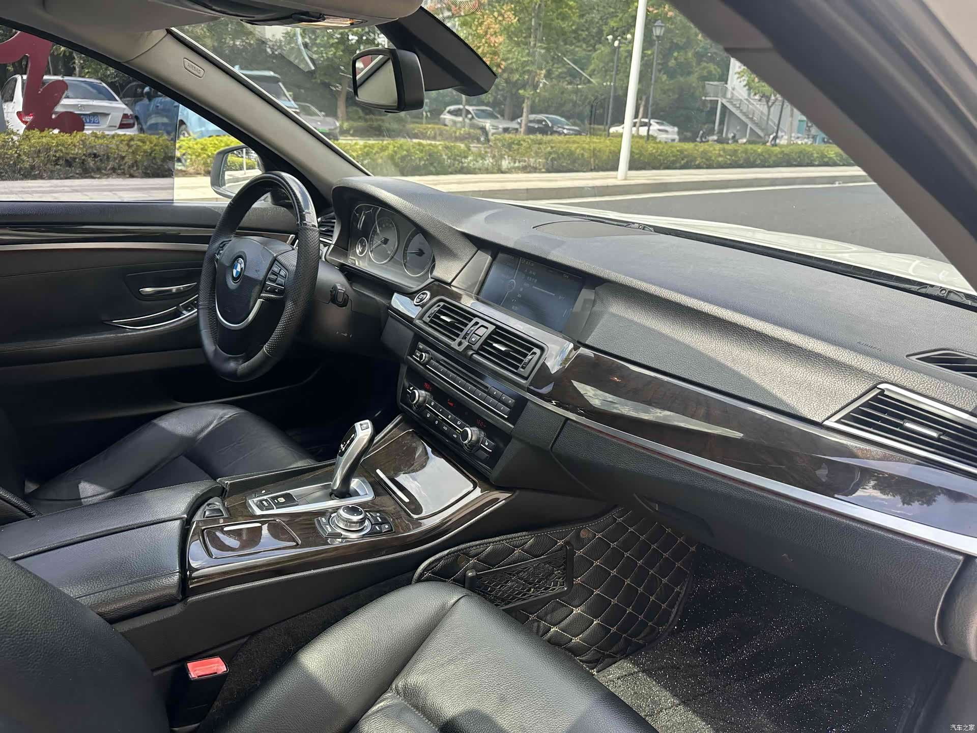 BMW 5 Series, 2010 9