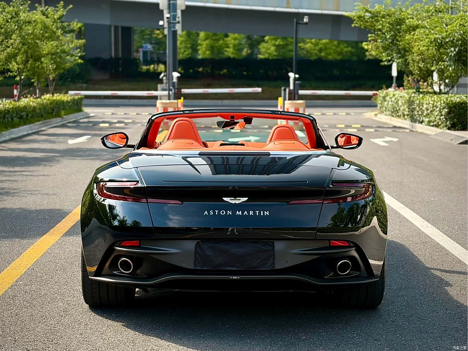 Aston Martin DB11, 2023 6