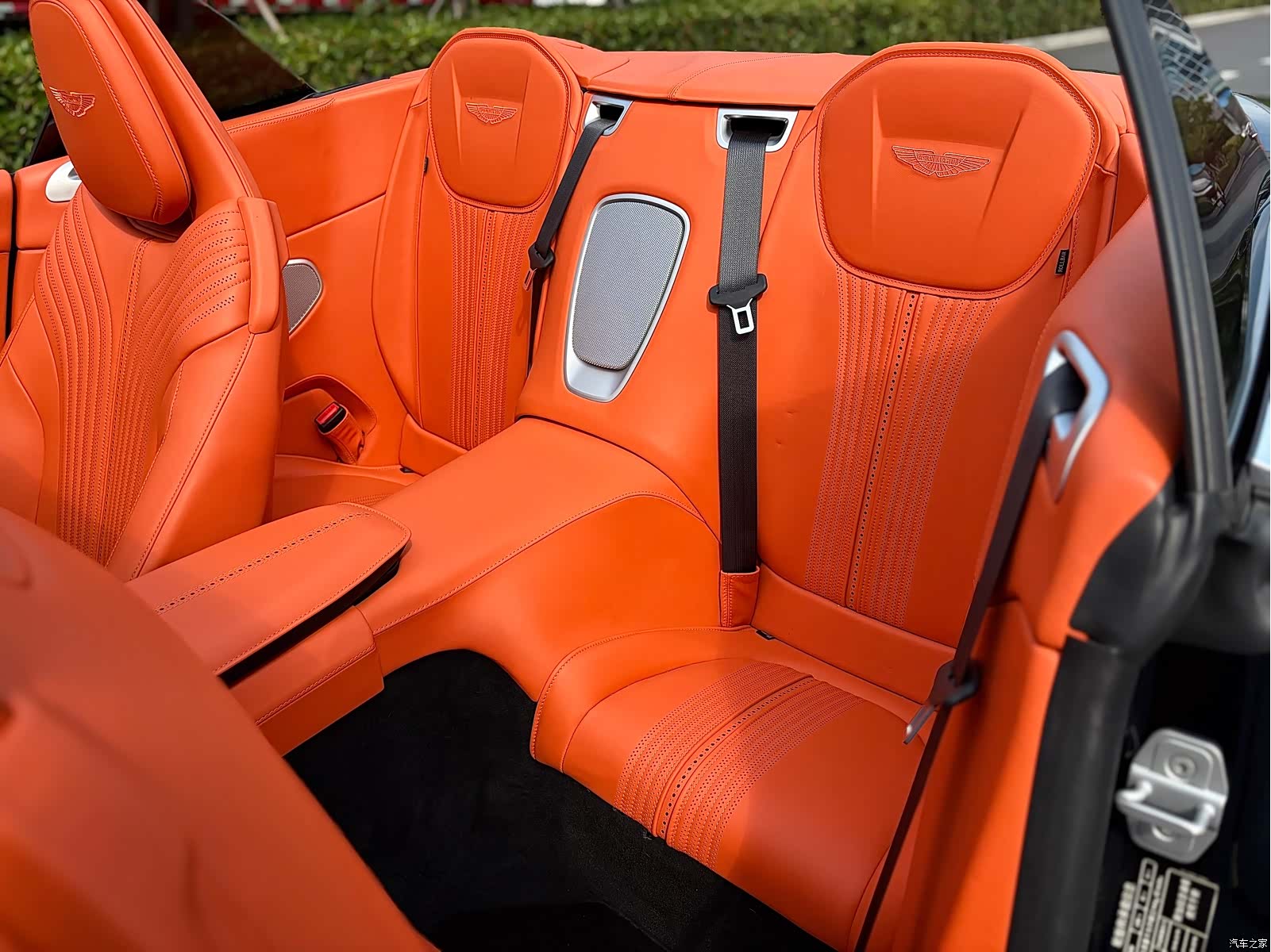 Aston Martin DB11, 2023 14