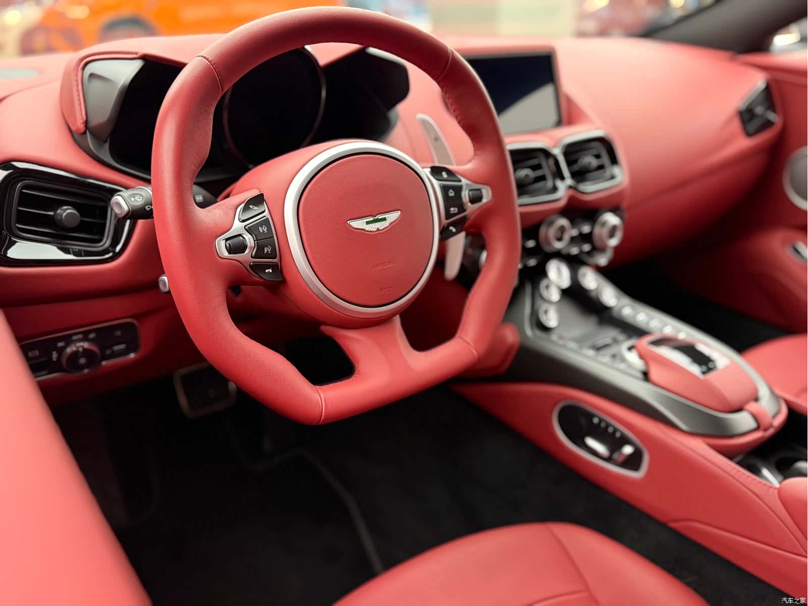 Aston Martin Vantage, 2022 все фото