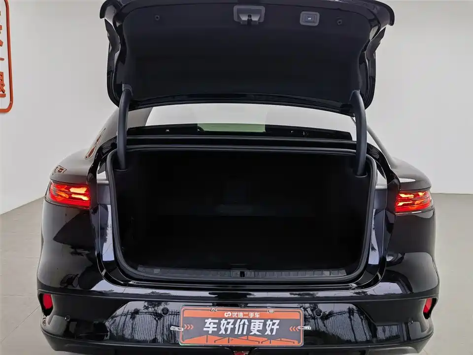 VOYAH Lantu chasing light