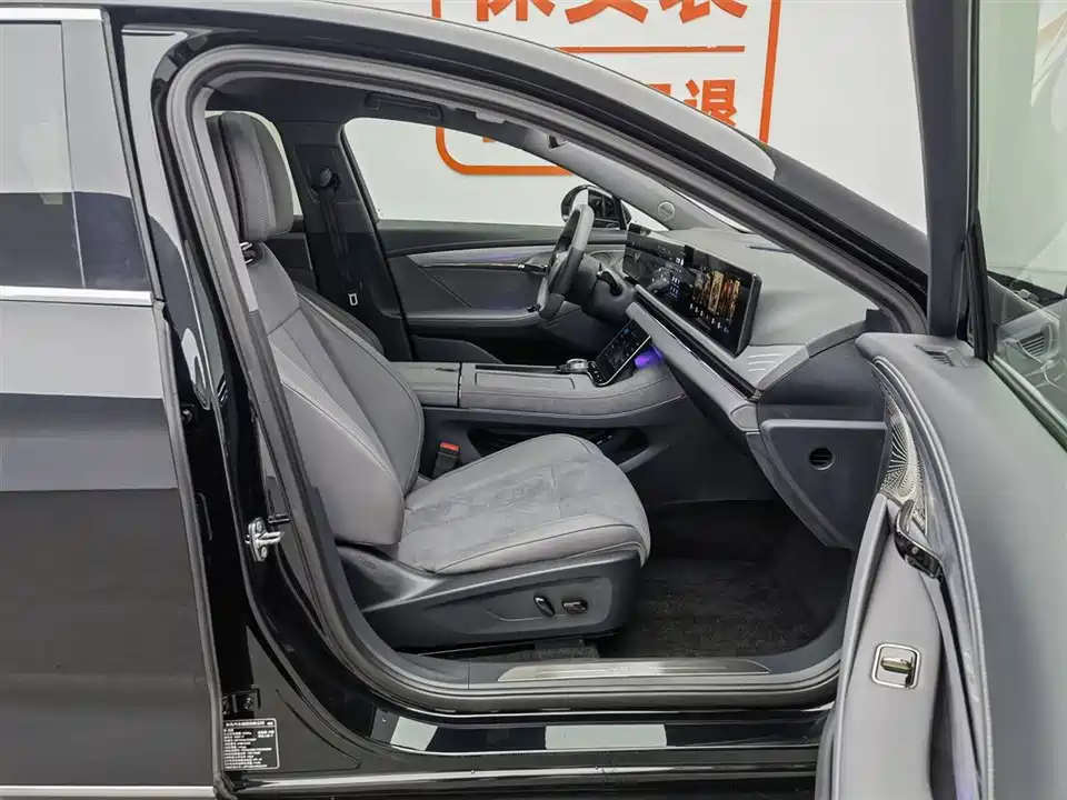 VOYAH Lantu chasing light