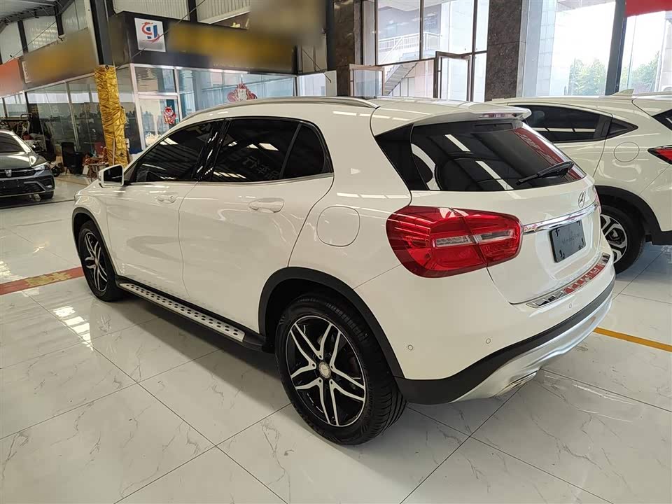 Mercedes-Benz GLA Mercedes-Benz GLA