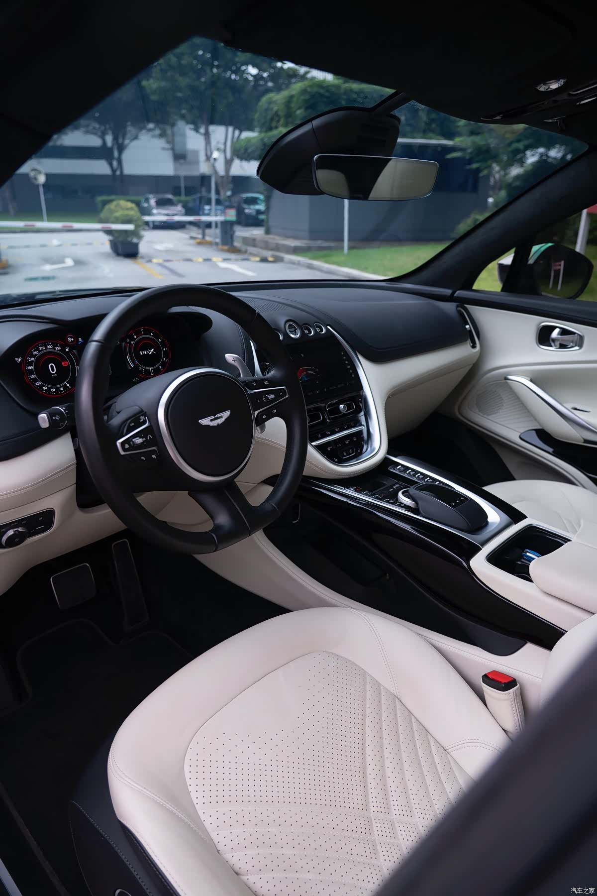 Aston Martin DBX, 2026 7