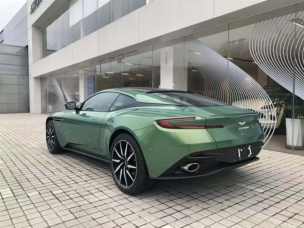 Aston Martin DB11, 2019 3