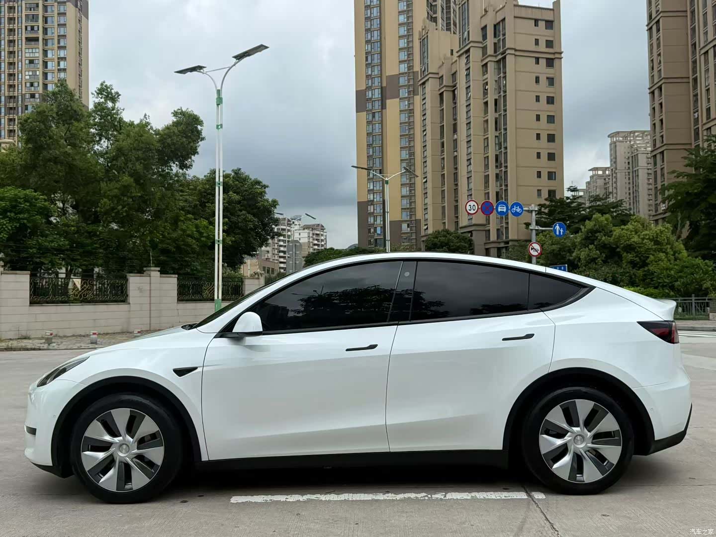 Tesla Model Y, 2022 все фото