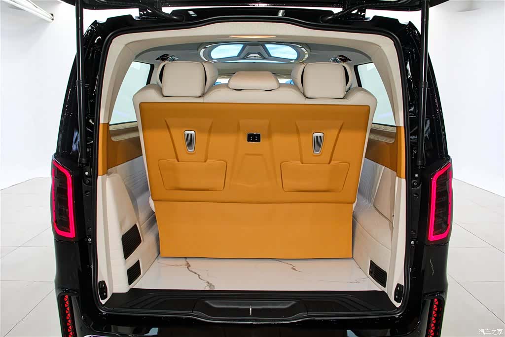 Mercedes-Benz 7, 2024 37