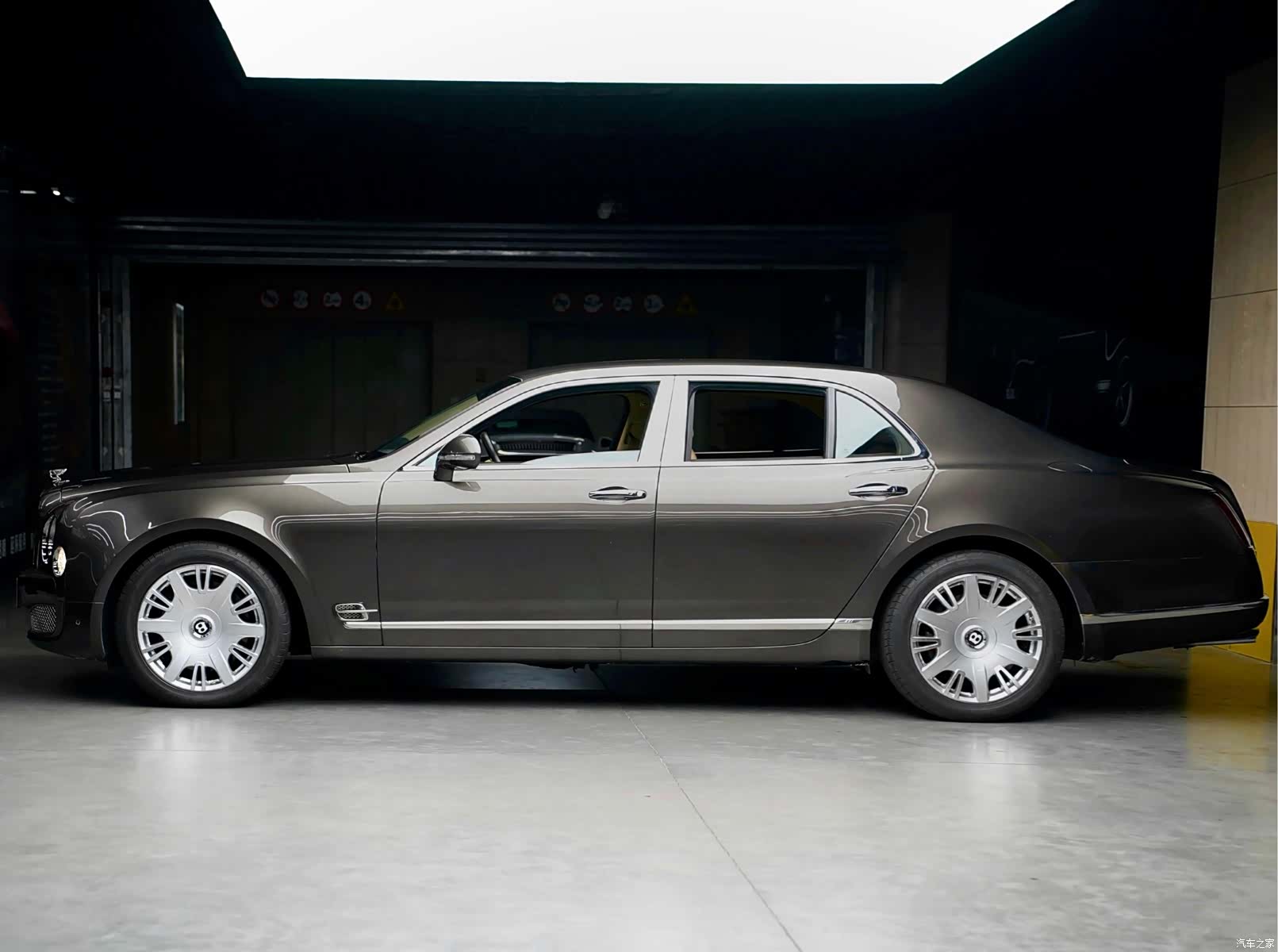 Bentley Mulsanne, 2011 3