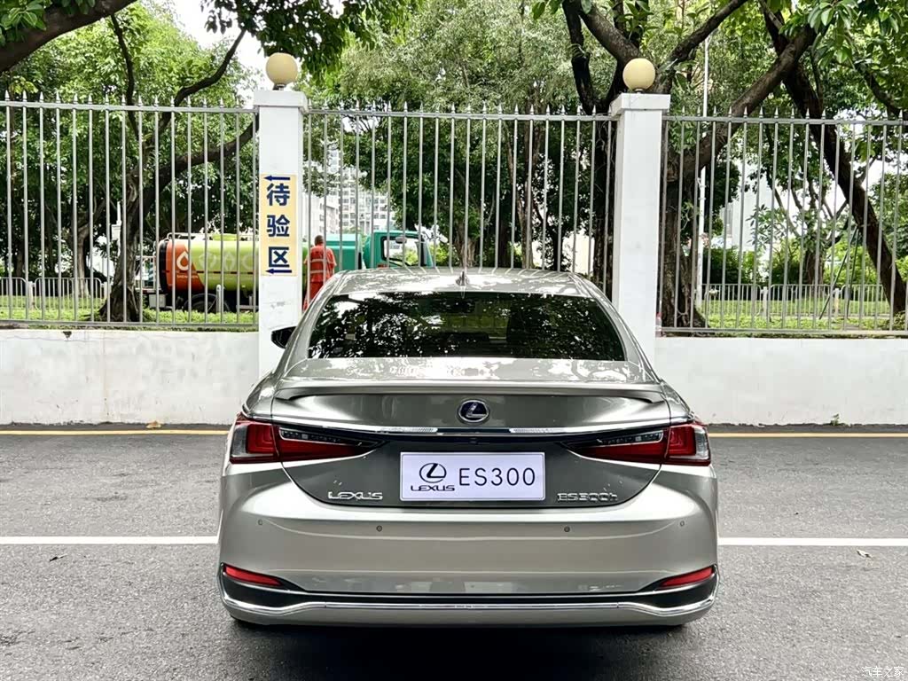 Lexus ES, 2022 9