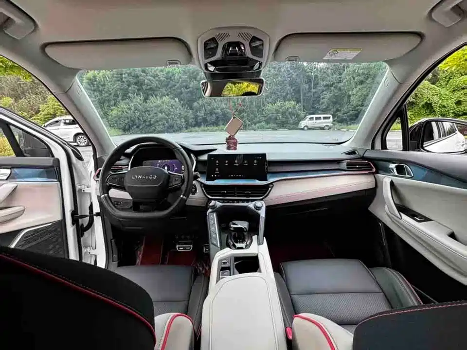 Lynk & Co 06