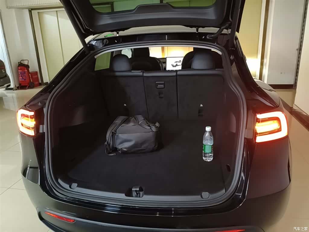 Tesla Model Y, 2022 19