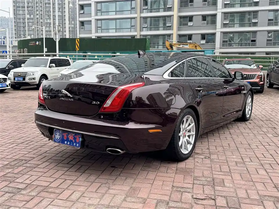 Jaguar XJ