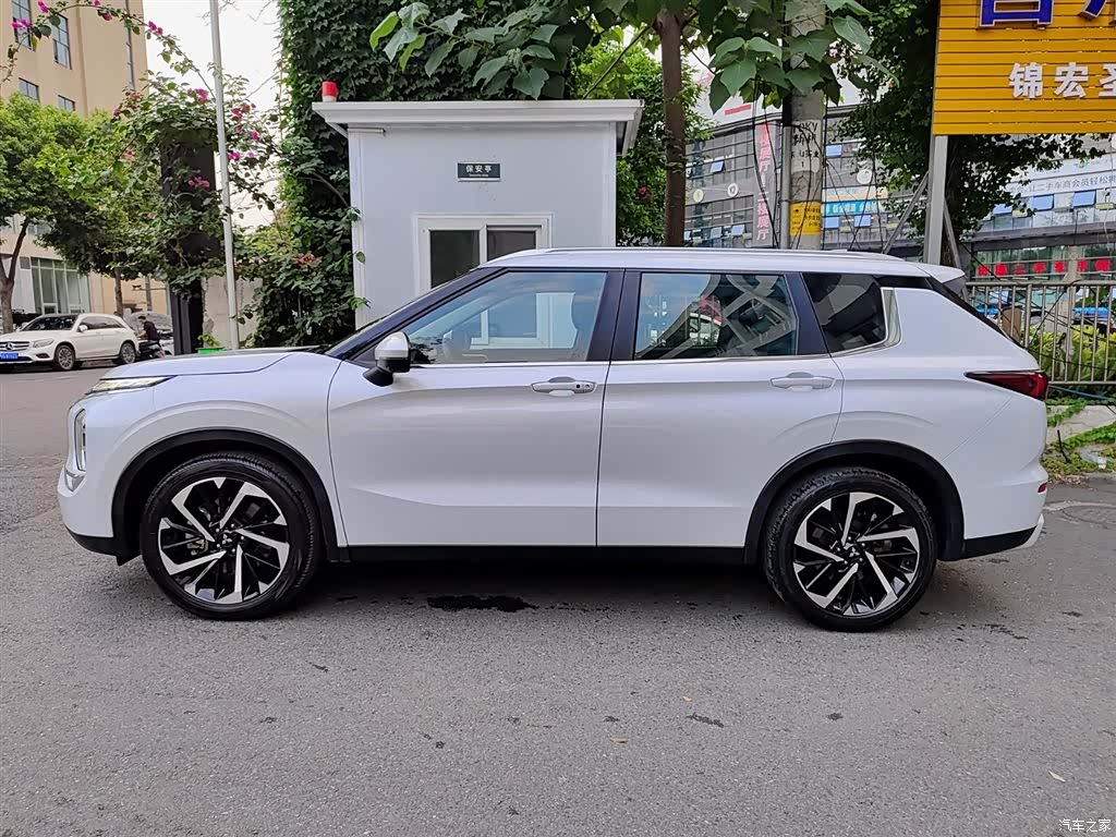 Mitsubishi Outlander, 2023 3