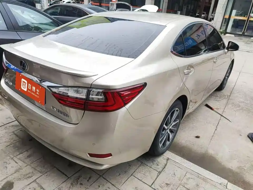 Lexus ES