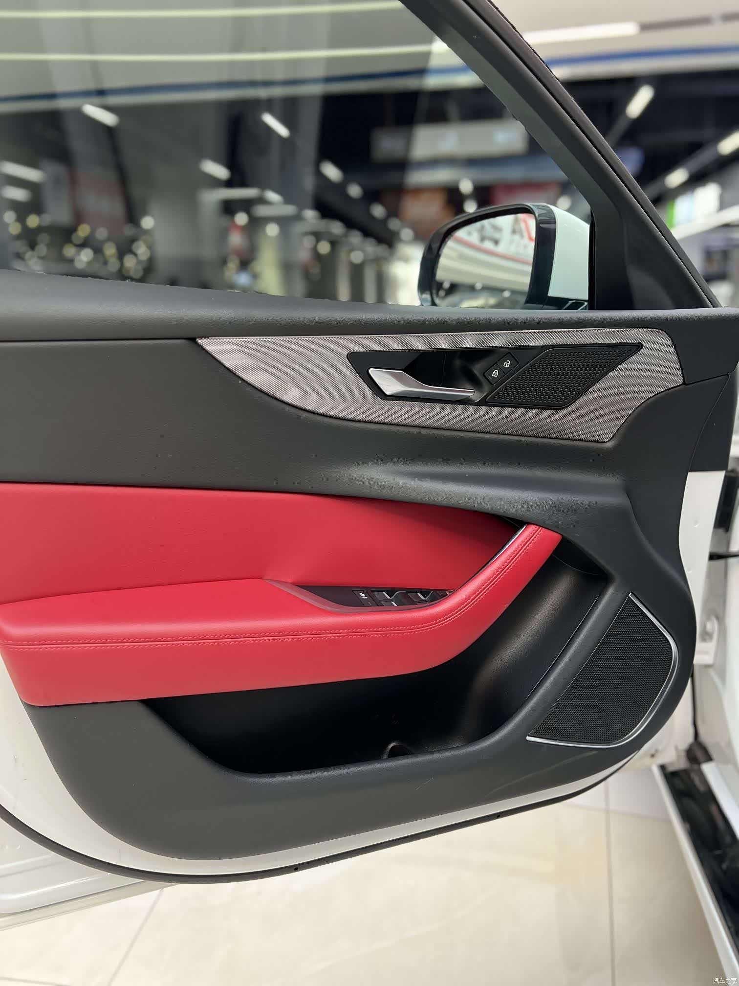 Land Rover XEL, 2022 13