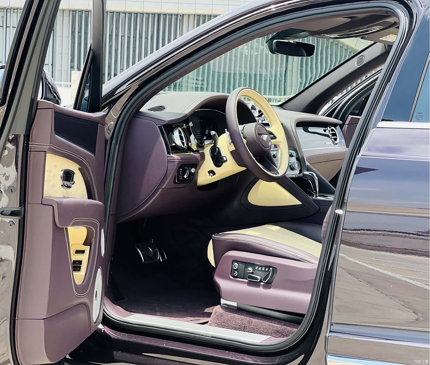 Bentley Bentayga, 2023 все фото