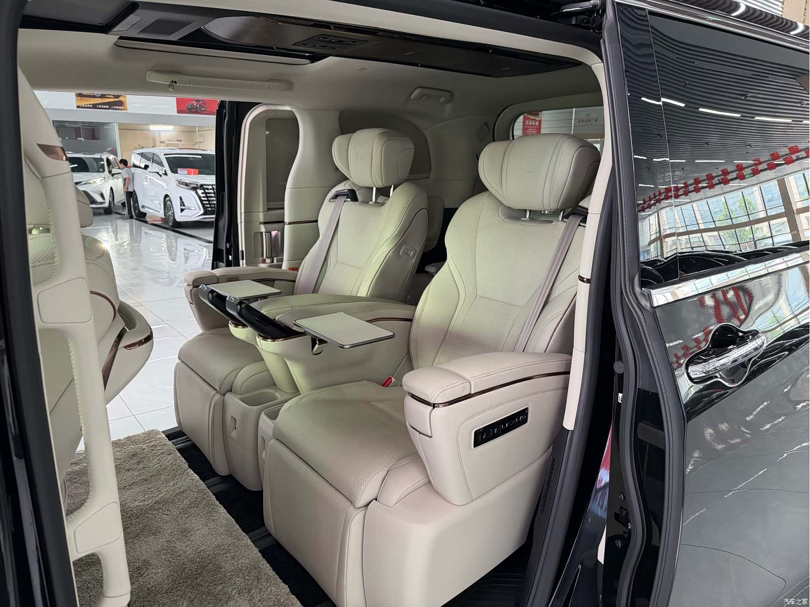 Lexus LM, 2026 10