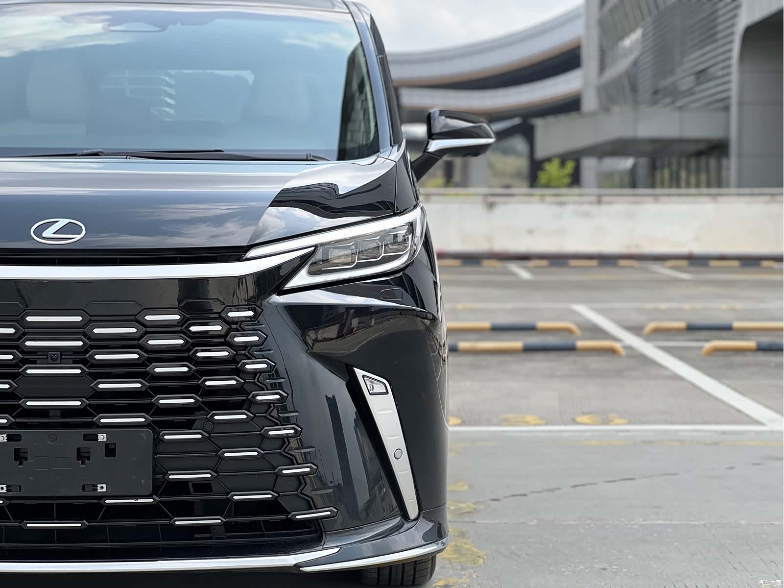 Lexus LM, 2025 16