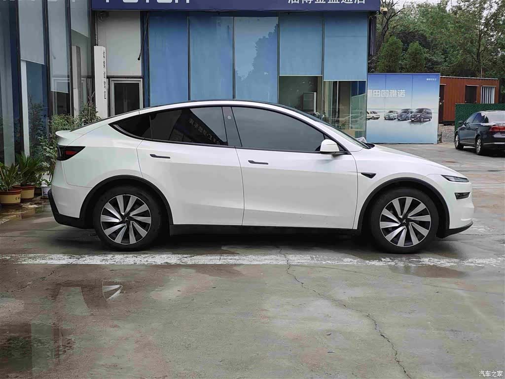 Tesla Model Y, 2025 4