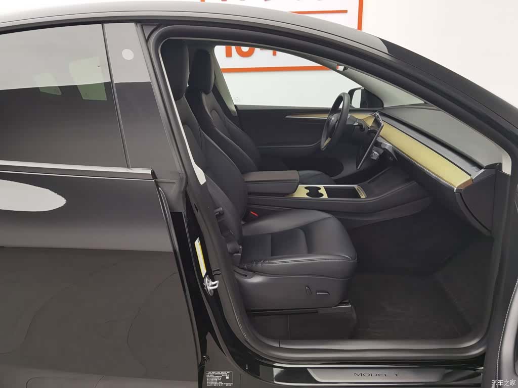 Tesla Model Y, 2023 23