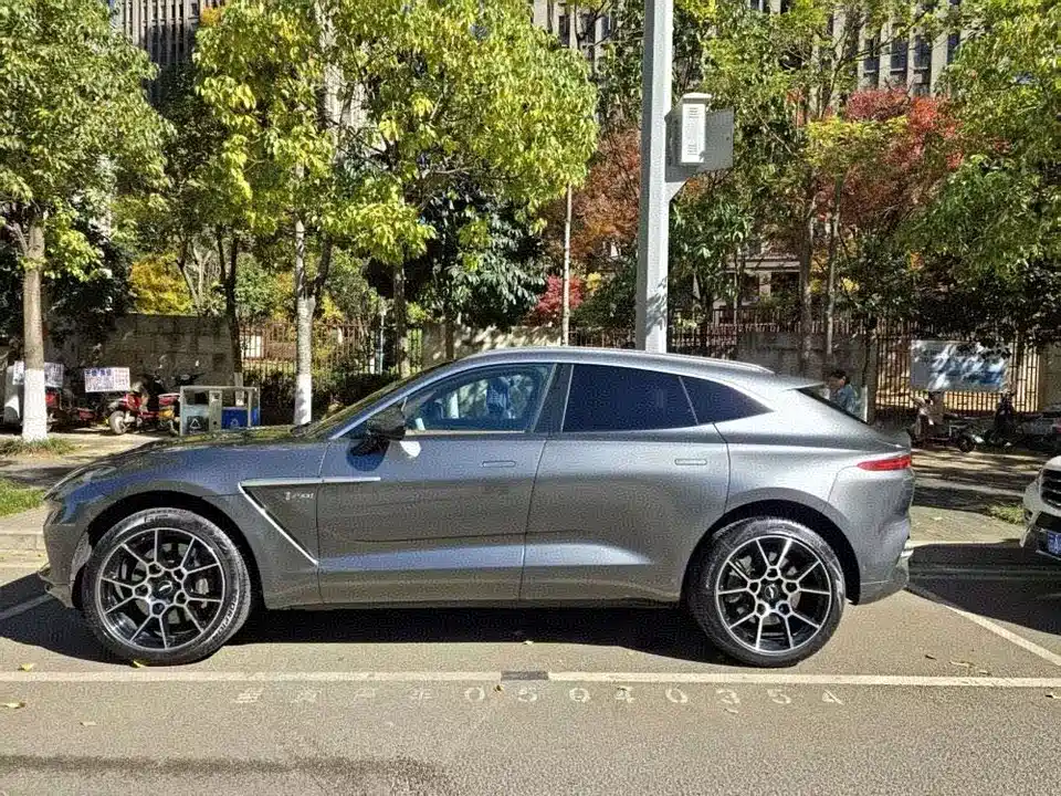 Aston Martin DBX
