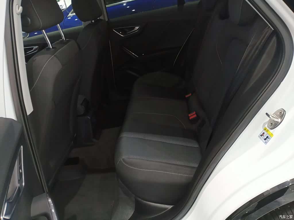 Audi Q2L, 2019 13